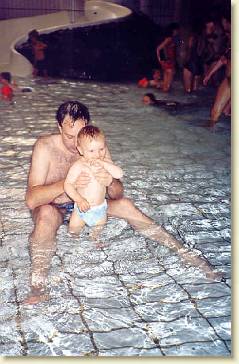 20050802-13 Vakantie-in het zwembad met papa